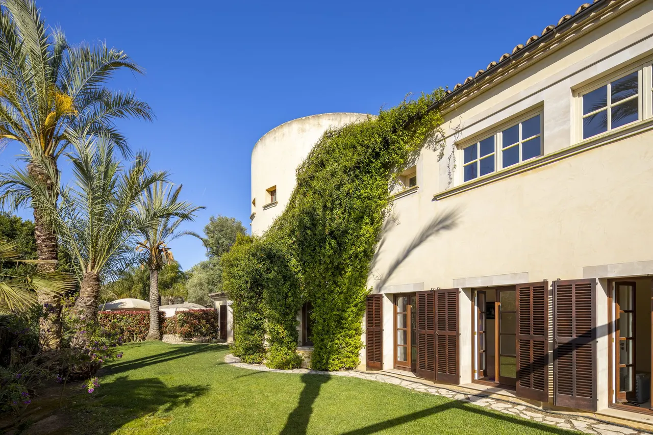 Bodega Es Fangar exterior with palms