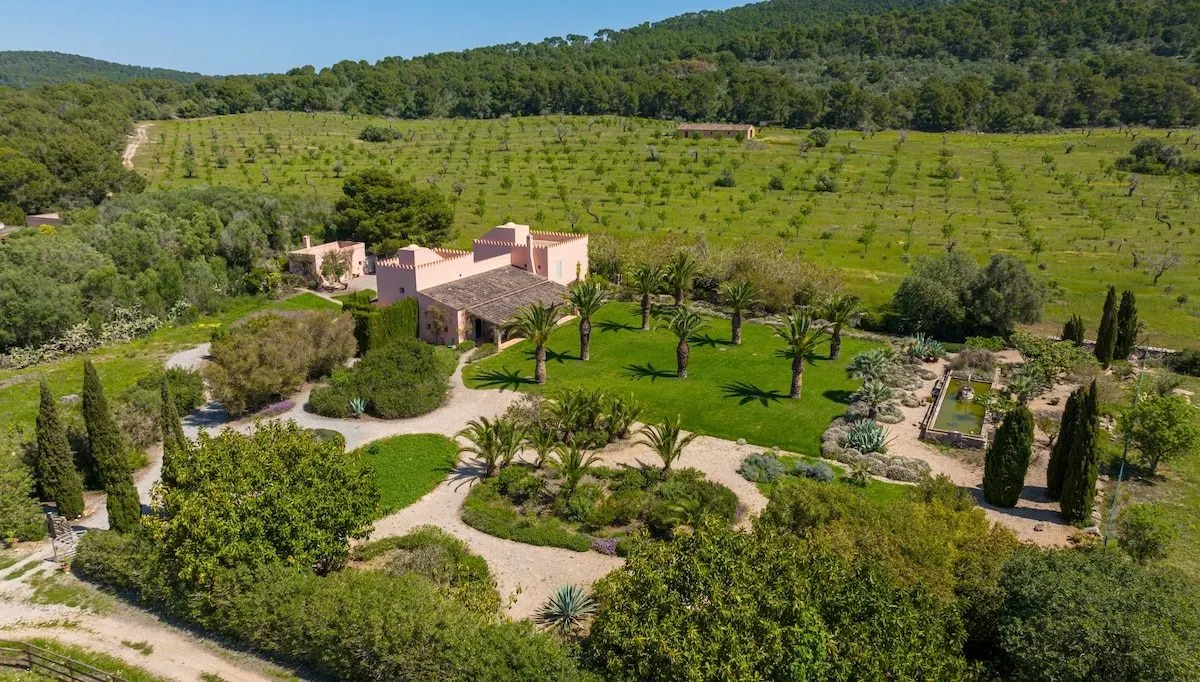 Una villa privada de tres suites con piscina infinita, jardines y pista de tenis privada en la finca Es Fangar.